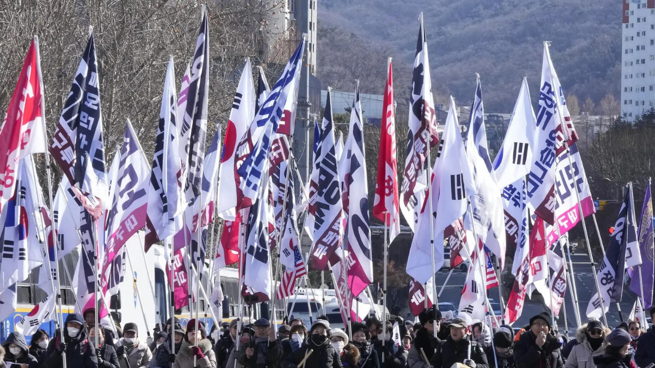 Protesters storm S Korea court after president’s detention extended