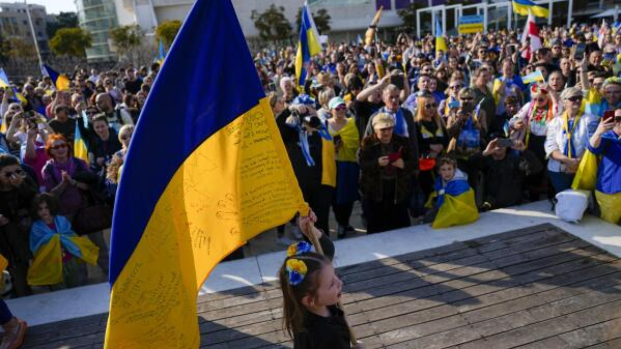 Russia and Ukraine accuse each other of breaching Easter truce